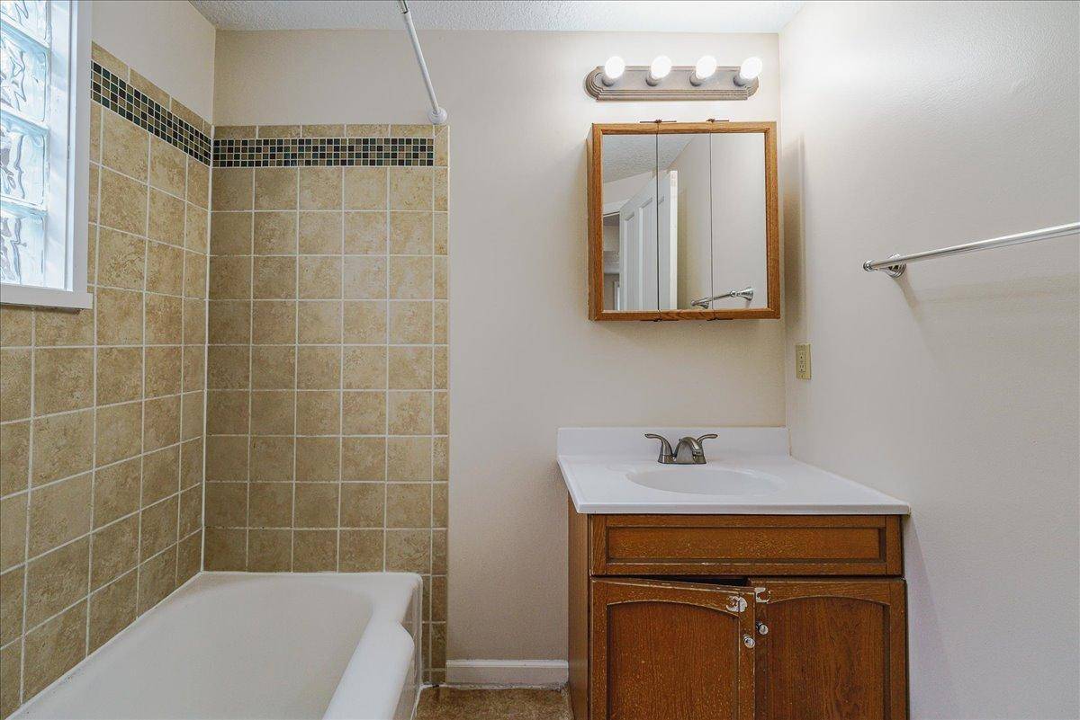 843 E Ivy AVE E, Saint Paul, MN 55106