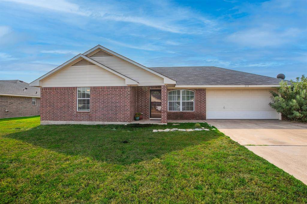 212 Broken Arrow Drive, Lacy Lakeview, TX 76705