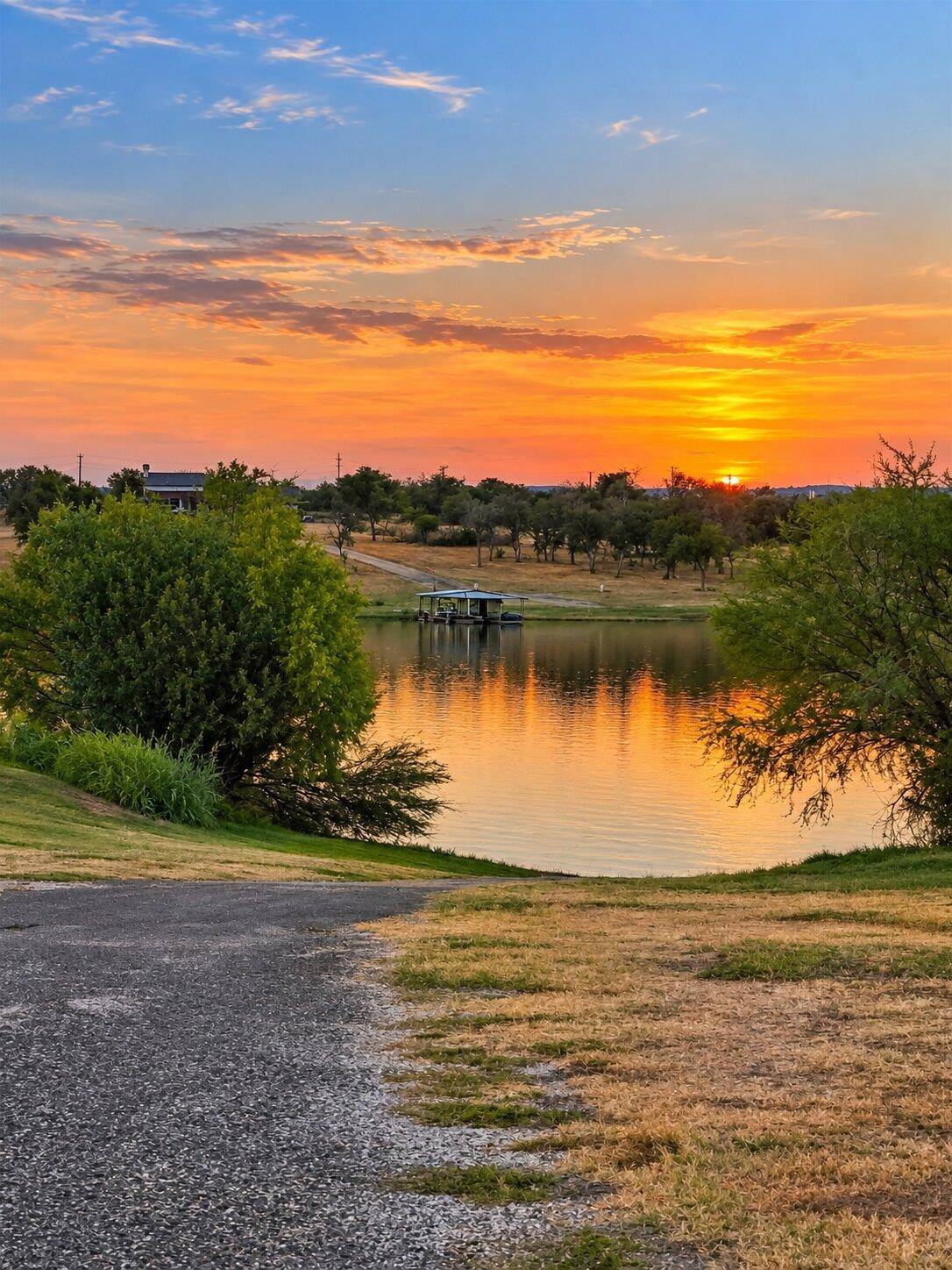 126 Travis LN, Spicewood, TX 78669