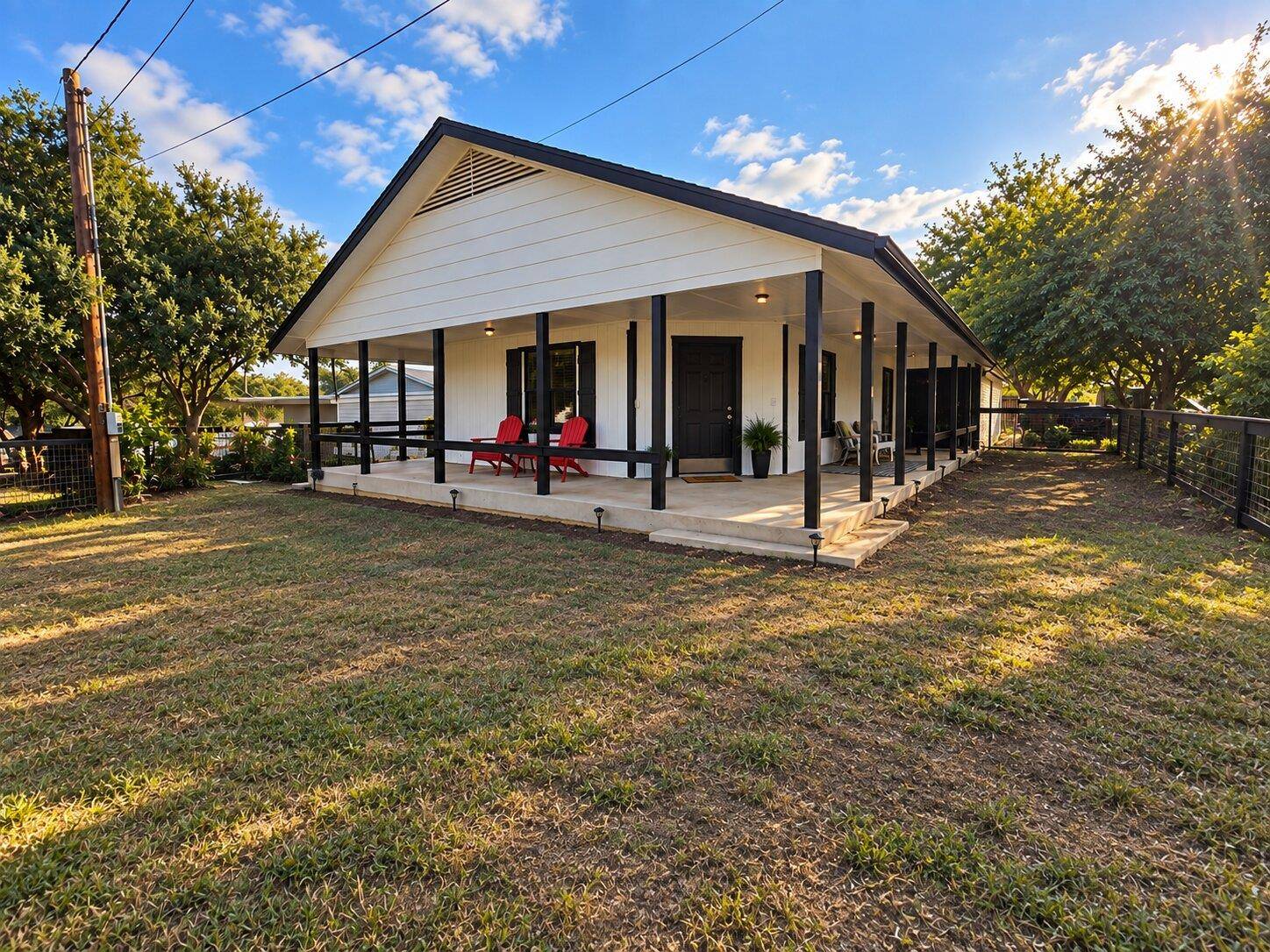 126 Travis LN, Spicewood, TX 78669