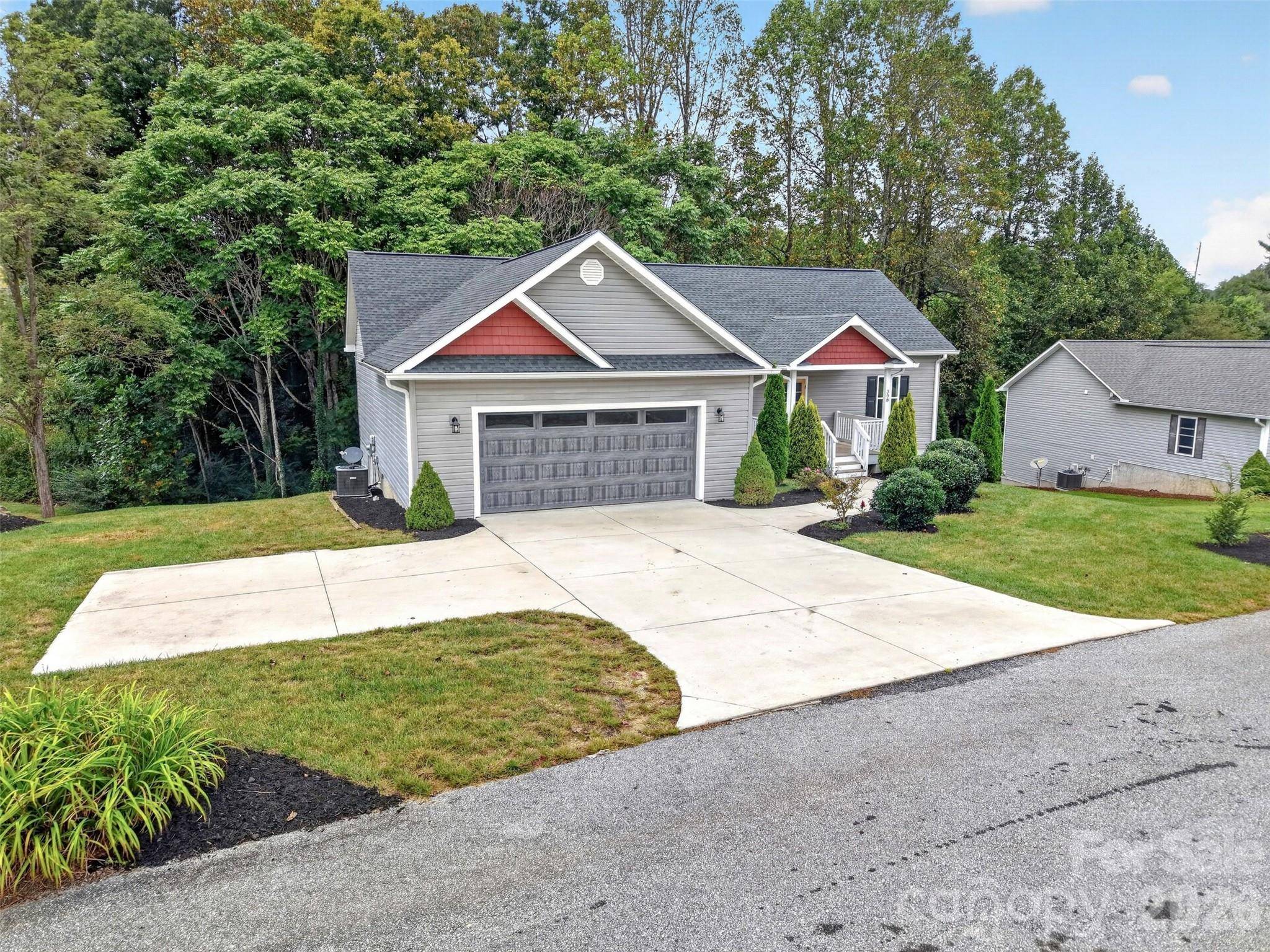 308 Beck Creek CIR, Flat Rock, NC 28731