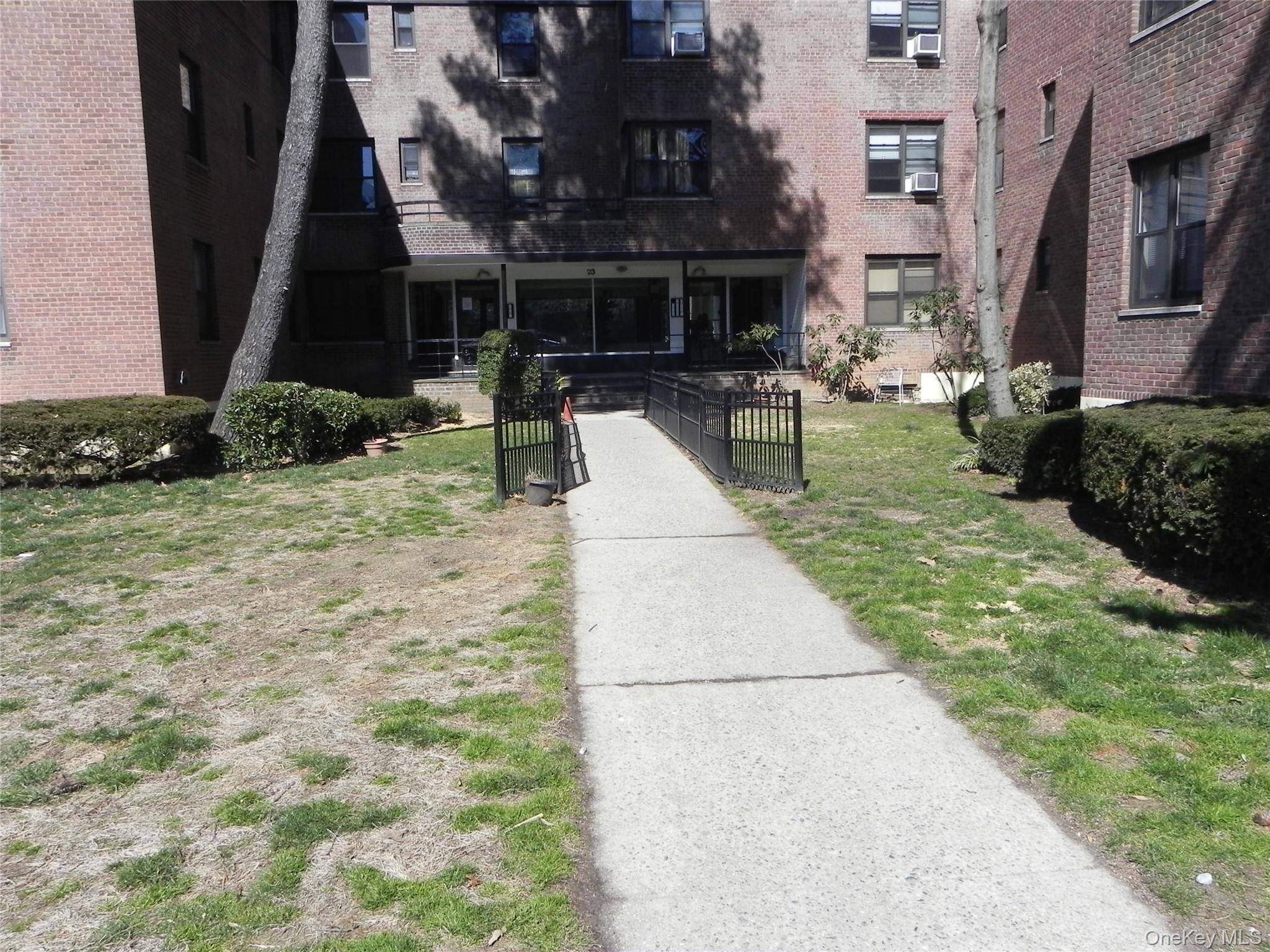 23 Schenck AVE #3Af, Great Neck, NY 11021