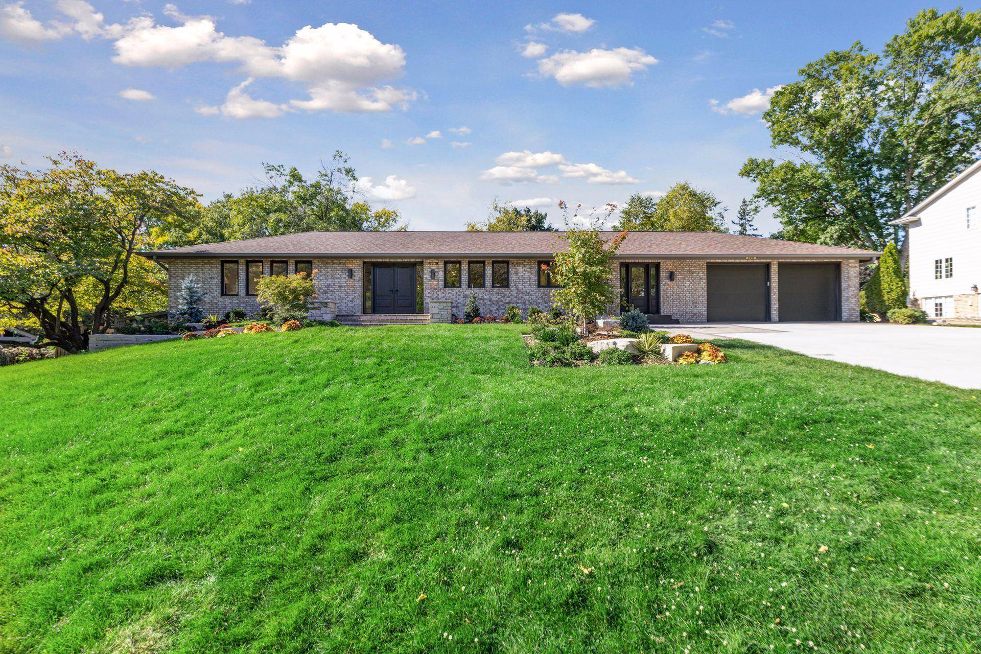 5708 Camelback DR, Edina, MN 55436