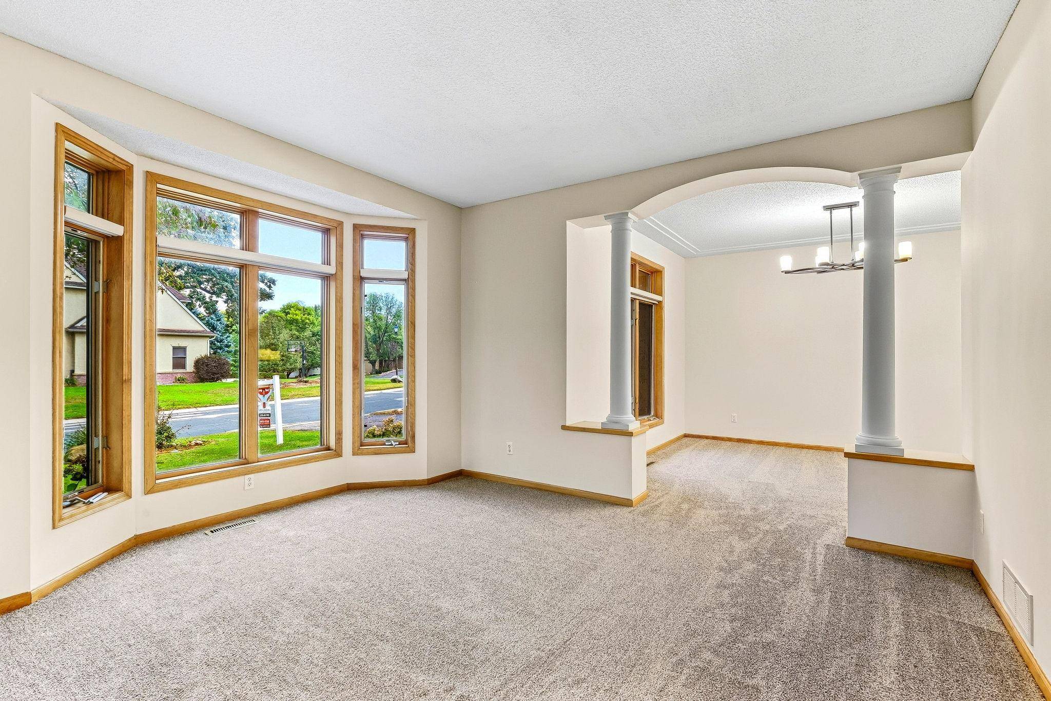 2413 Bridle Creek TRL, Chanhassen, MN 55317