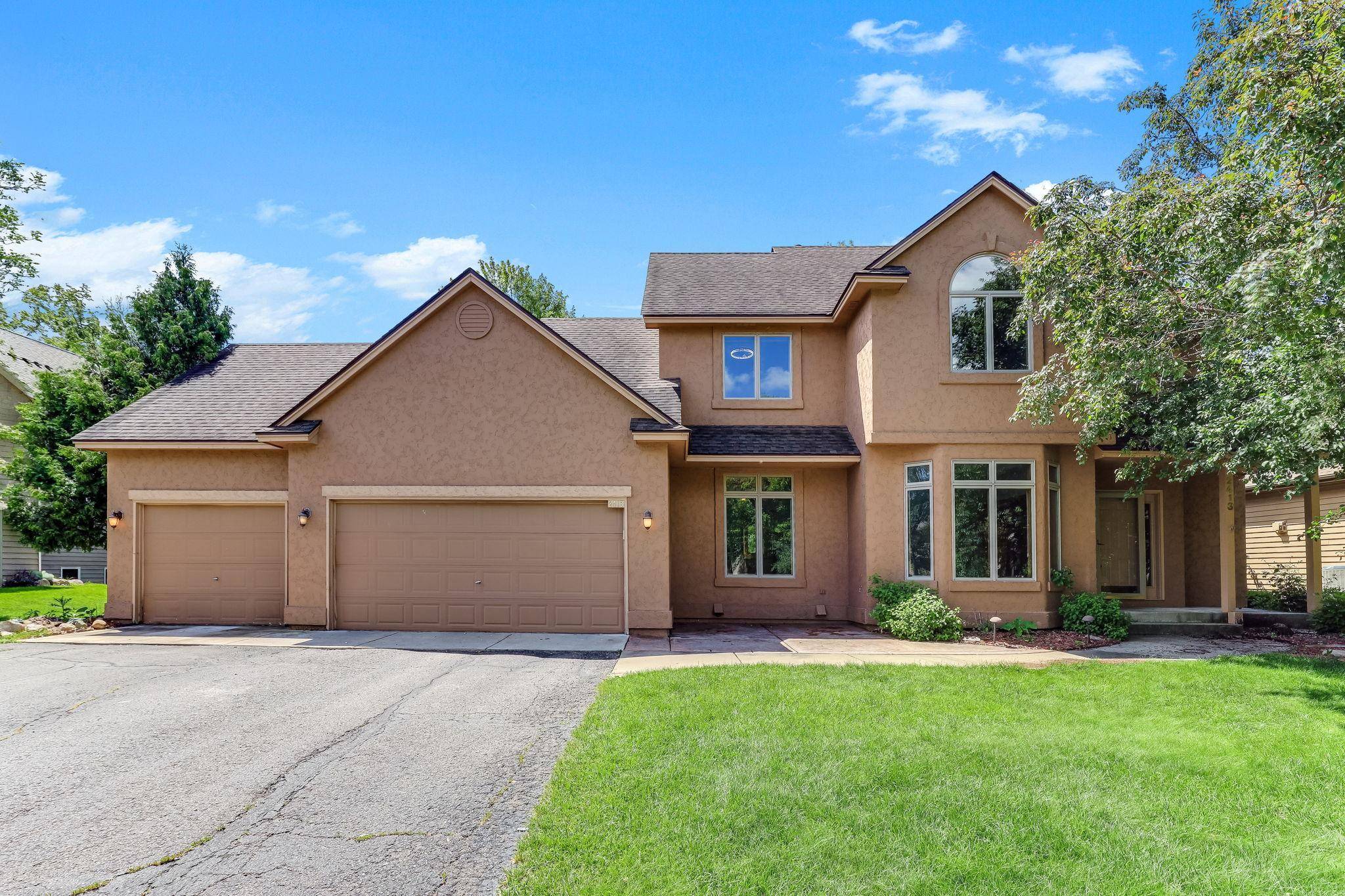 2413 Bridle Creek TRL, Chanhassen, MN 55317
