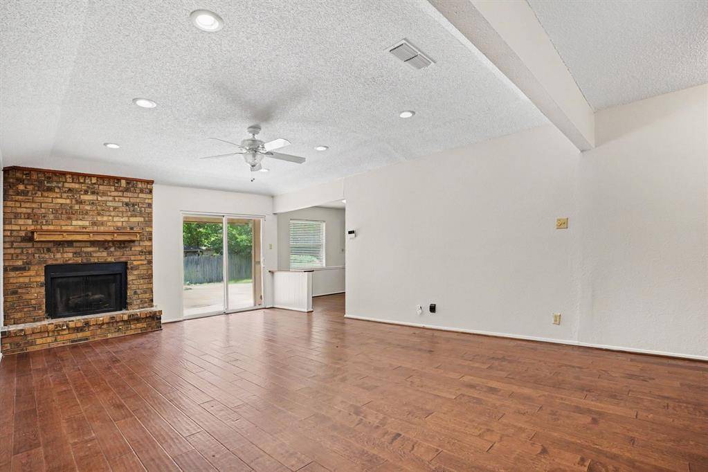 2721 Lucas Drive, Arlington, TX 76015