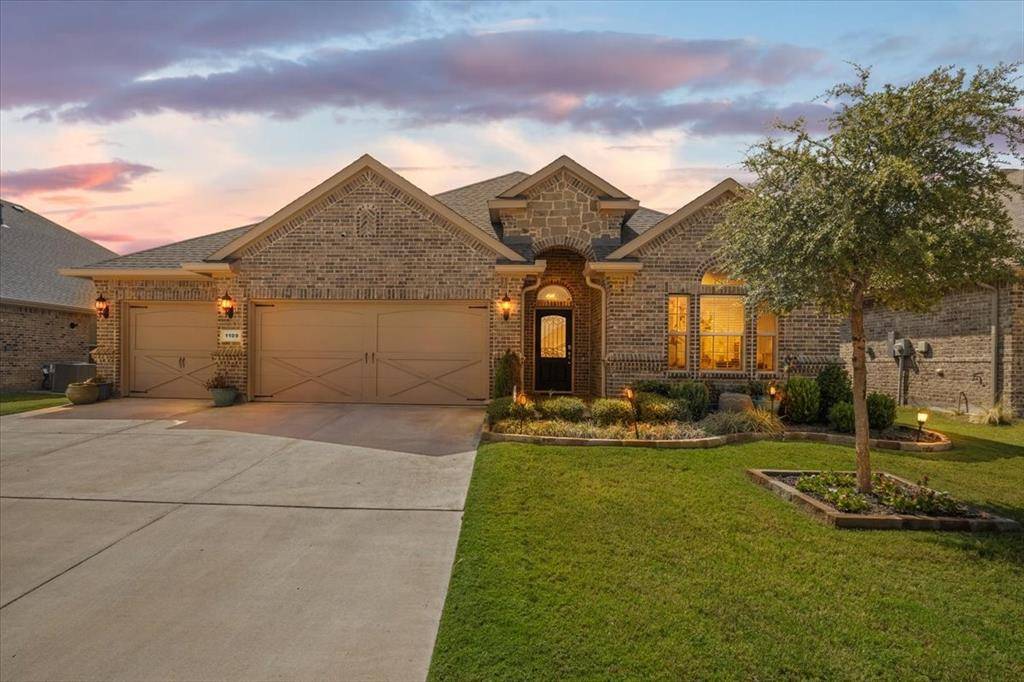 1109 Whispering Hill Drive, Mansfield, TX 76063