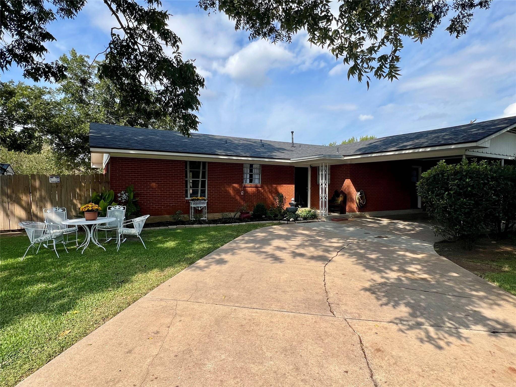 1206 Lake Terrace DR, Elgin, TX 78621