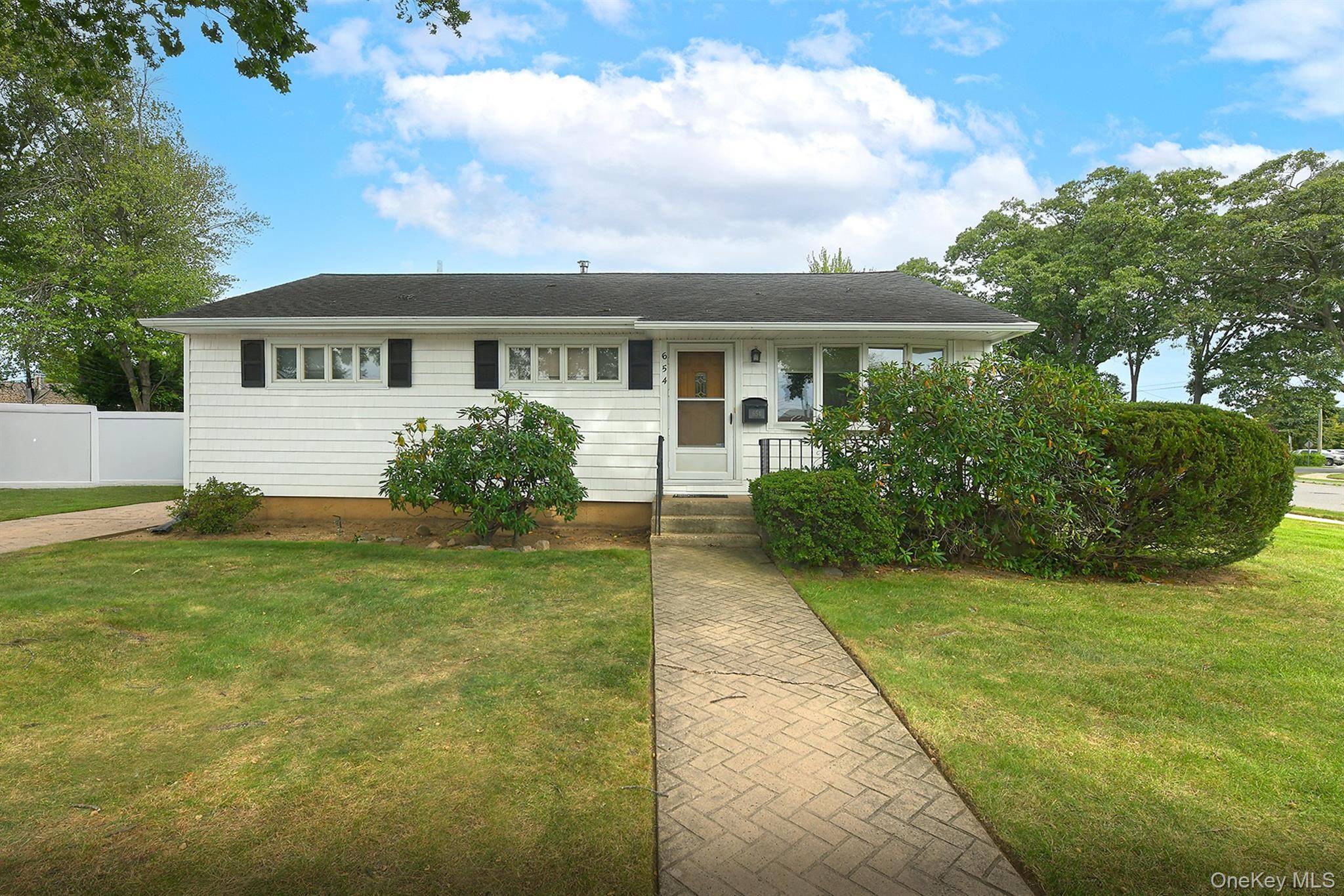 654 Carlyle AVE, Franklin Square, NY 11010