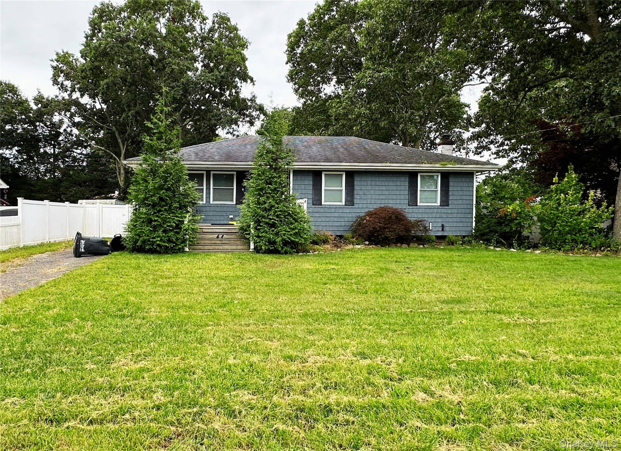 44 Floradora DR, Mastic, NY 11950