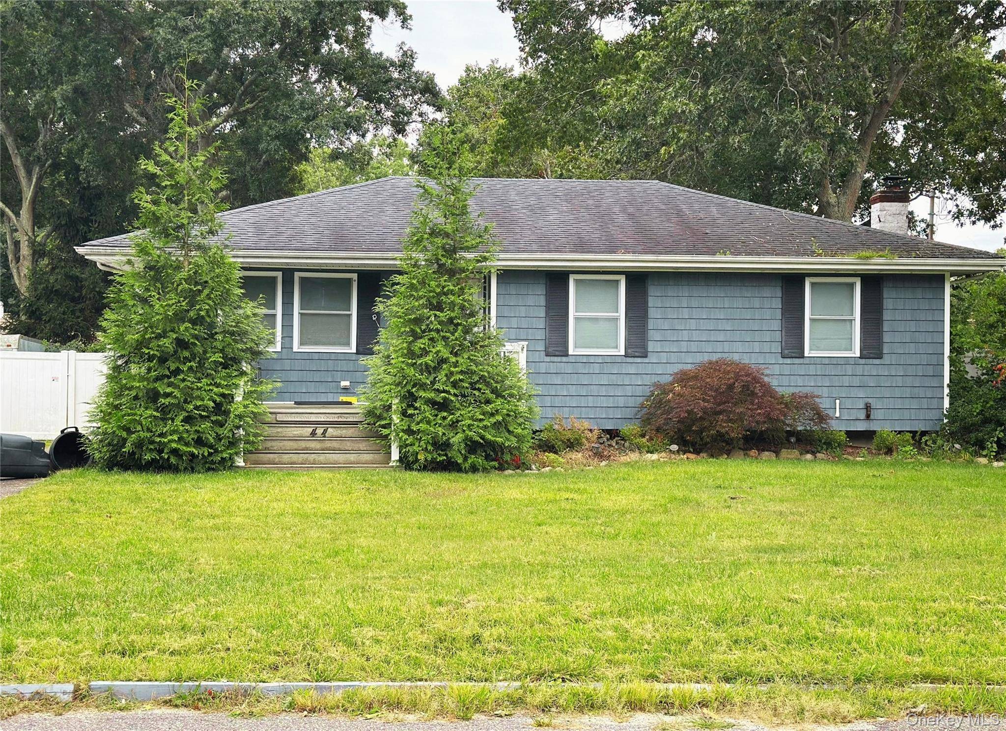 44 Floradora DR, Mastic, NY 11950