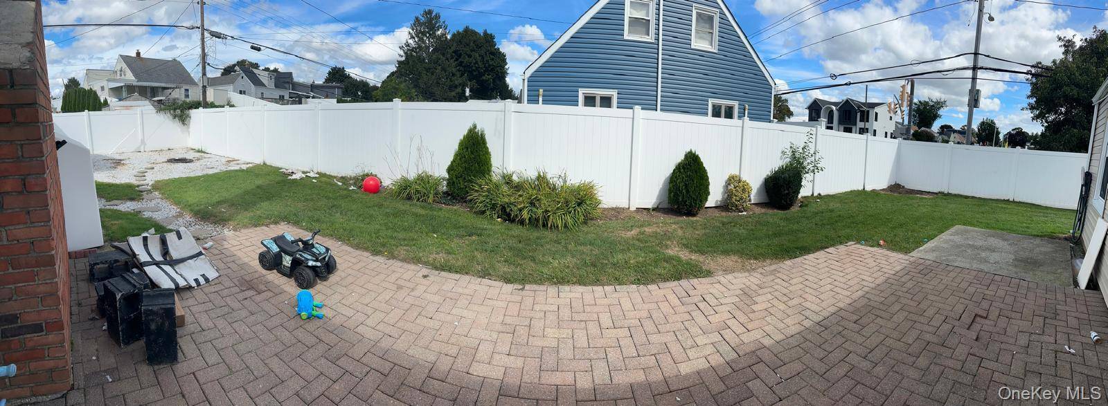 2 Rope LN, Levittown, NY 11756