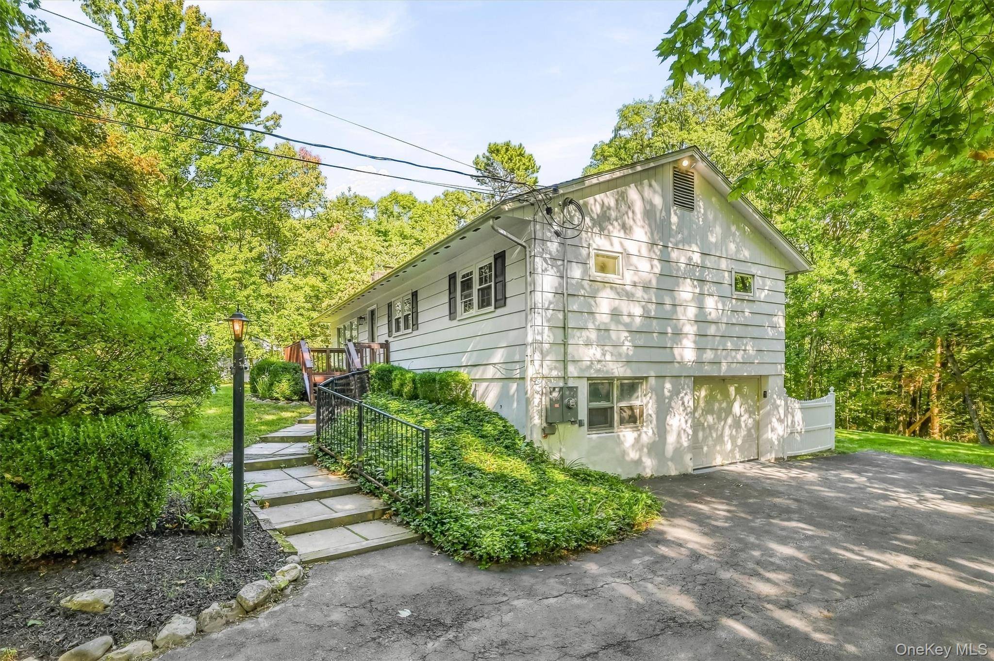 7 Durmo RD, New Paltz, NY 12561
