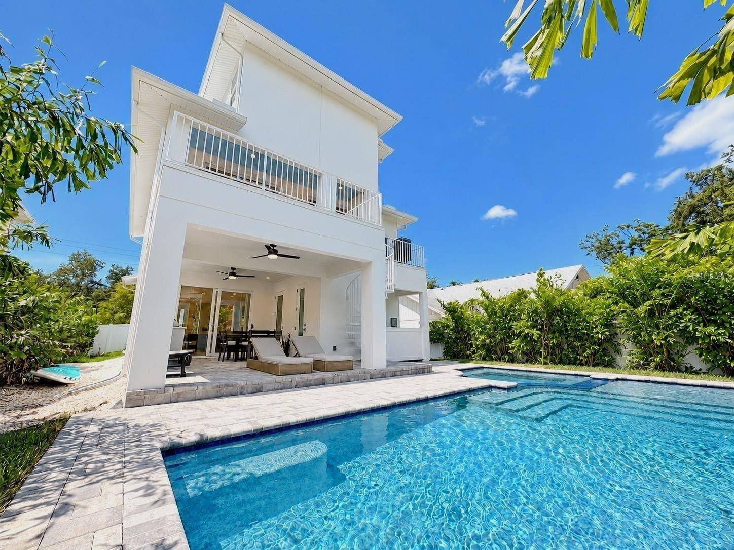 1647 SIESTA DR, Sarasota, FL 34239