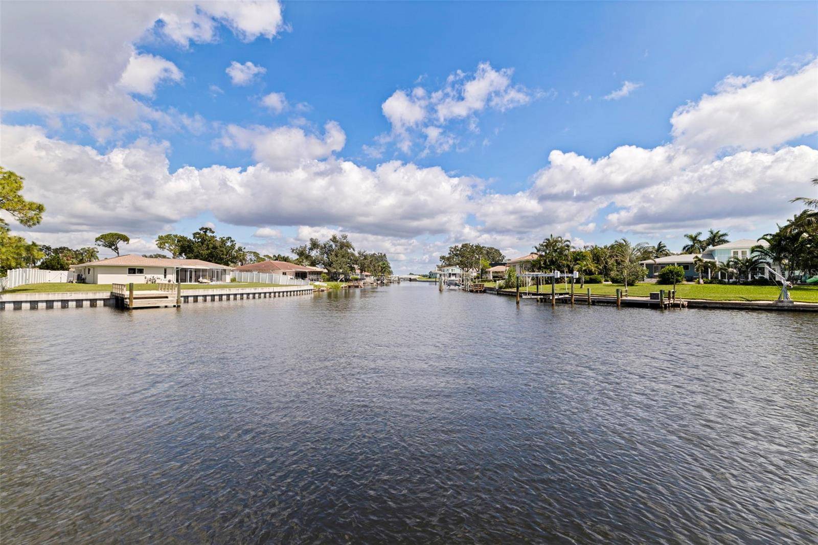 1894 TANGLEWOOD DR NE, St Petersburg, FL 33702