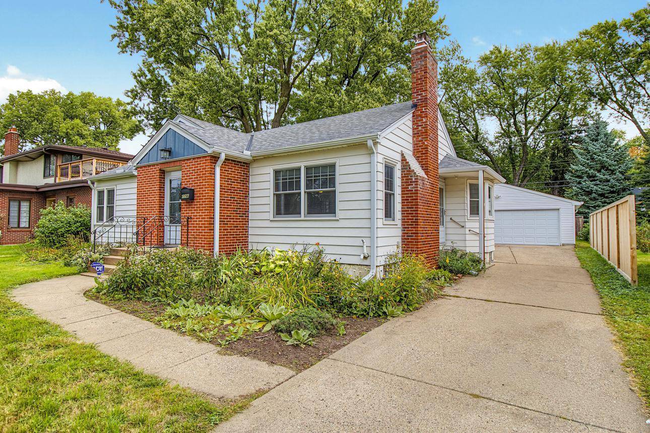 1796 Holton ST, Falcon Heights, MN 55113