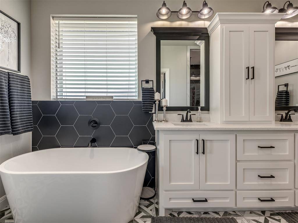 2214 W Cole DR, Mustang, OK 73064