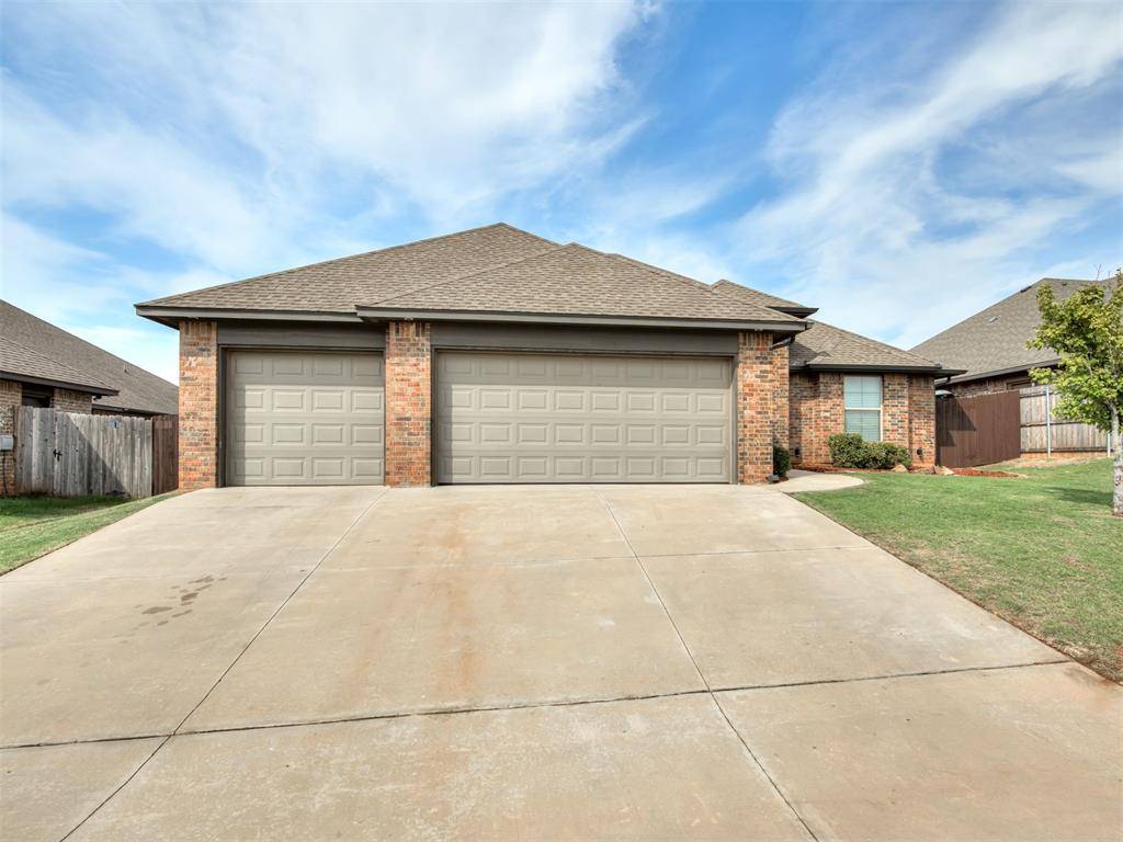 1017 Dayton LN, Moore, OK 73160