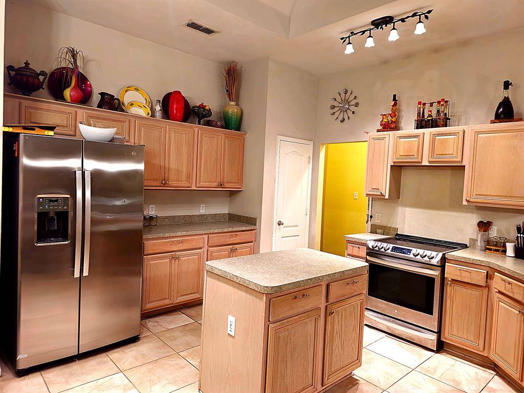 311 Kingfisher Lane, Arlington, TX 76002