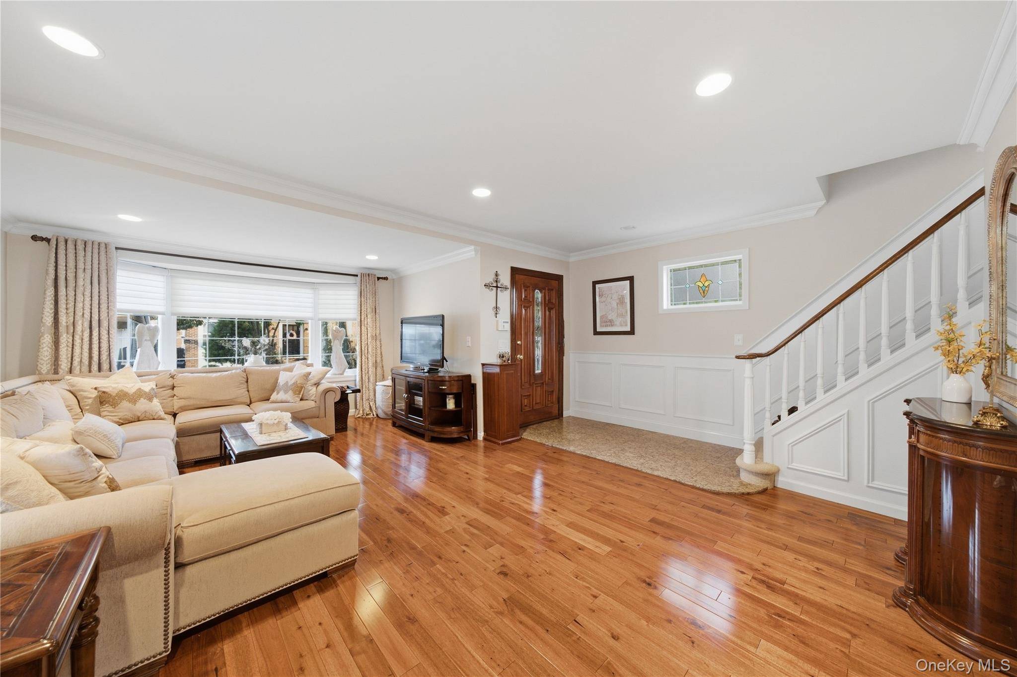 88-21 79th AVE, Glendale, NY 11385