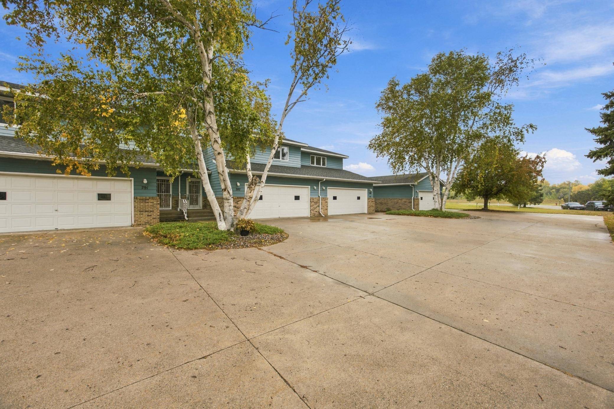 787 Royal Oaks DR N, Fargo, ND 58102