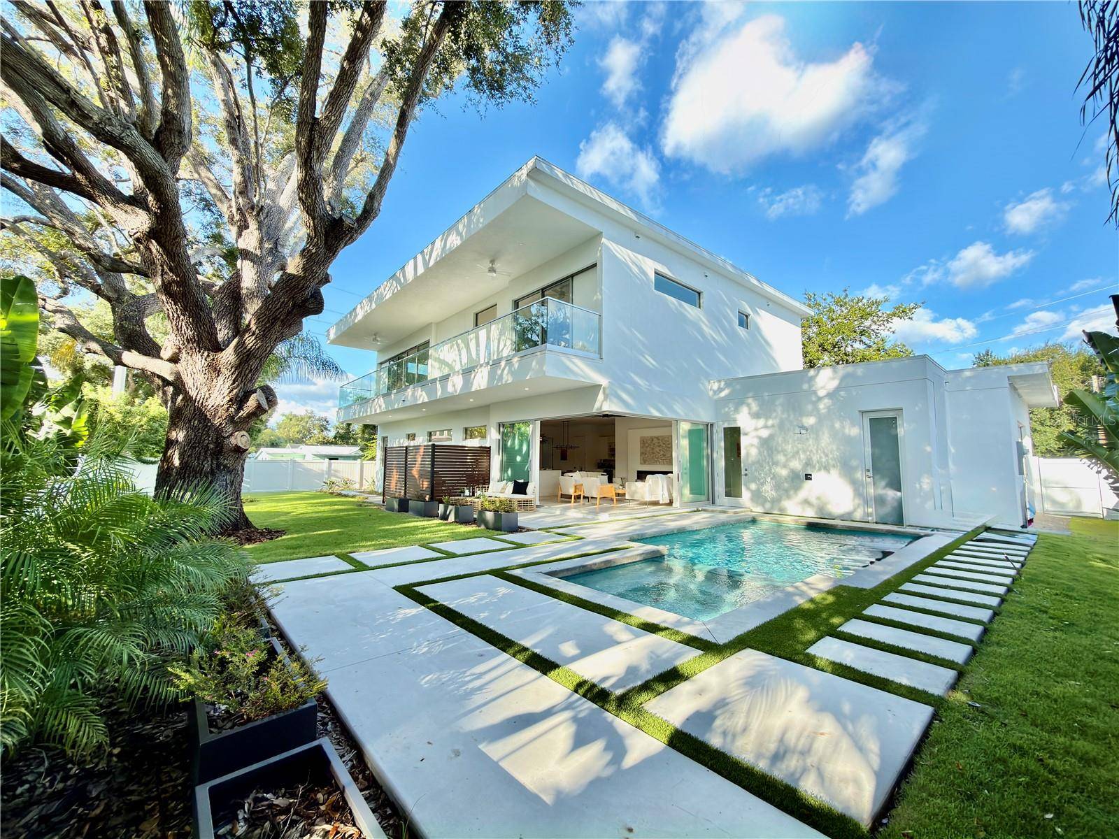 2010 HYDE PARK CIR, Sarasota, FL 34239