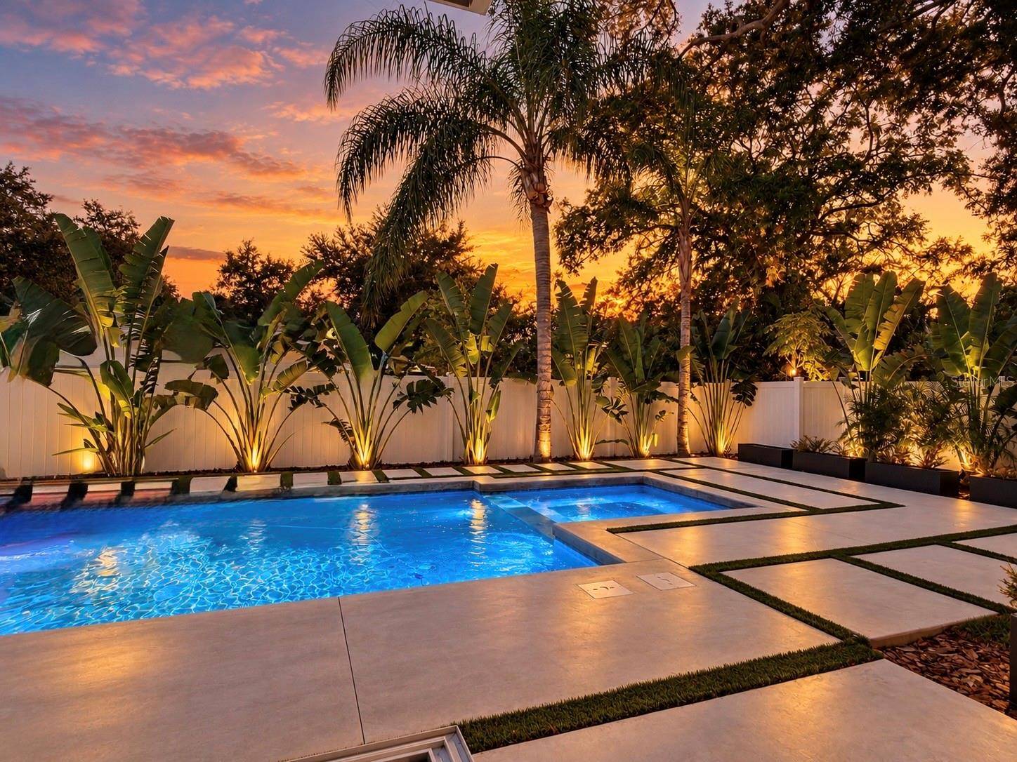 2010 HYDE PARK CIR, Sarasota, FL 34239