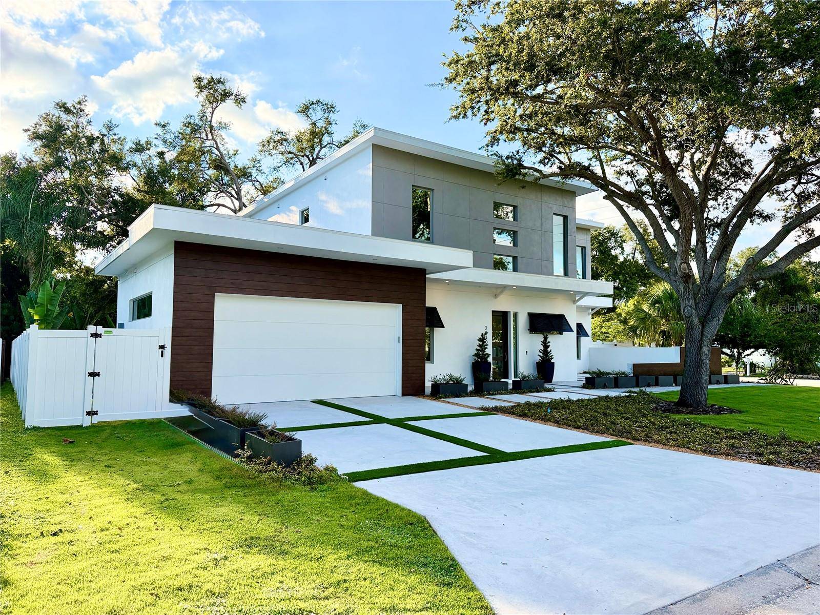 2010 HYDE PARK CIR, Sarasota, FL 34239