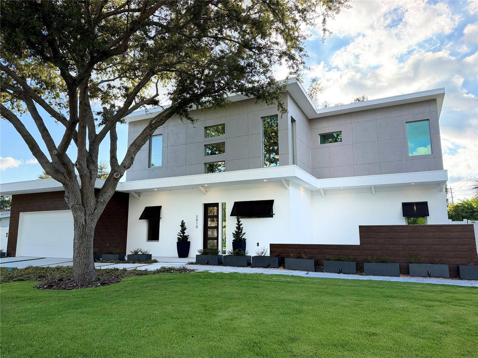 2010 HYDE PARK CIR, Sarasota, FL 34239