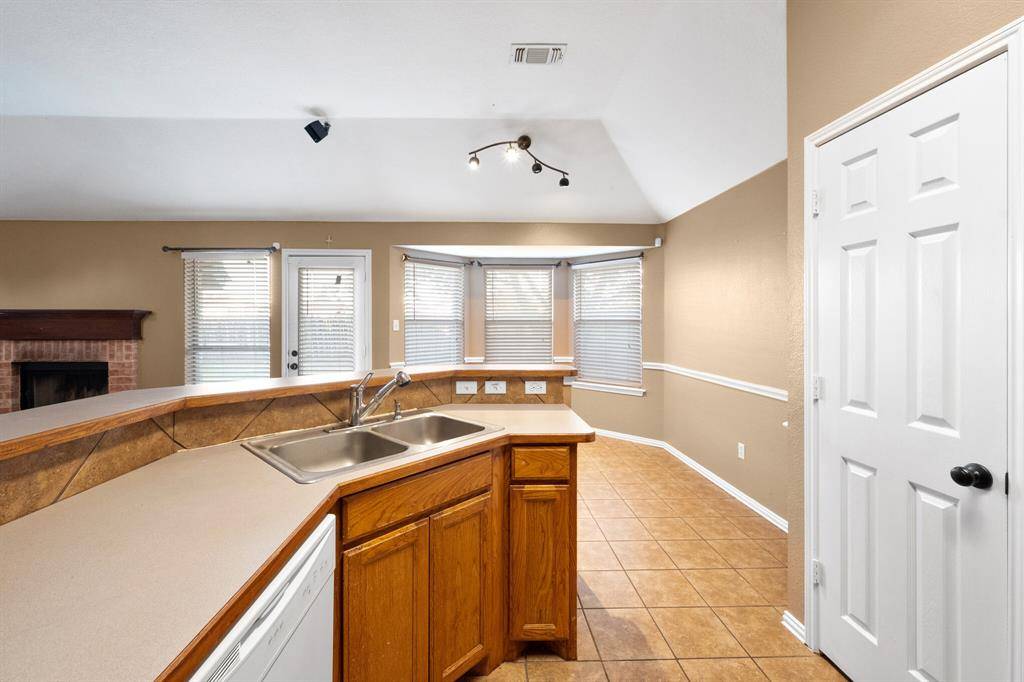 309 Shane Lane, Burleson, TX 76028