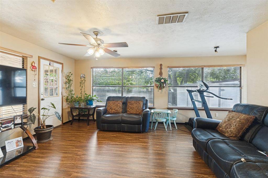 6051 Black Oak Lane, Fort Worth, TX 76114