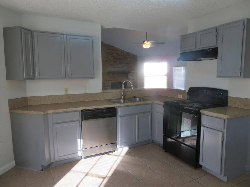 1031 Cresthaven Drive, Lancaster, TX 75134