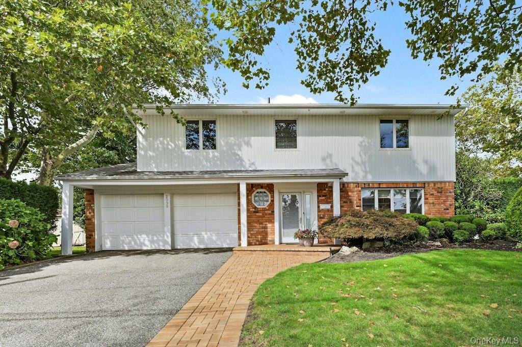 2039 Blanche LN, Merrick, NY 11566