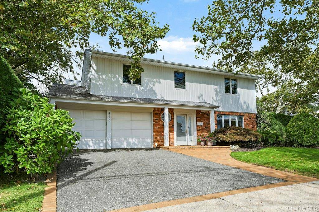 2039 Blanche LN, Merrick, NY 11566