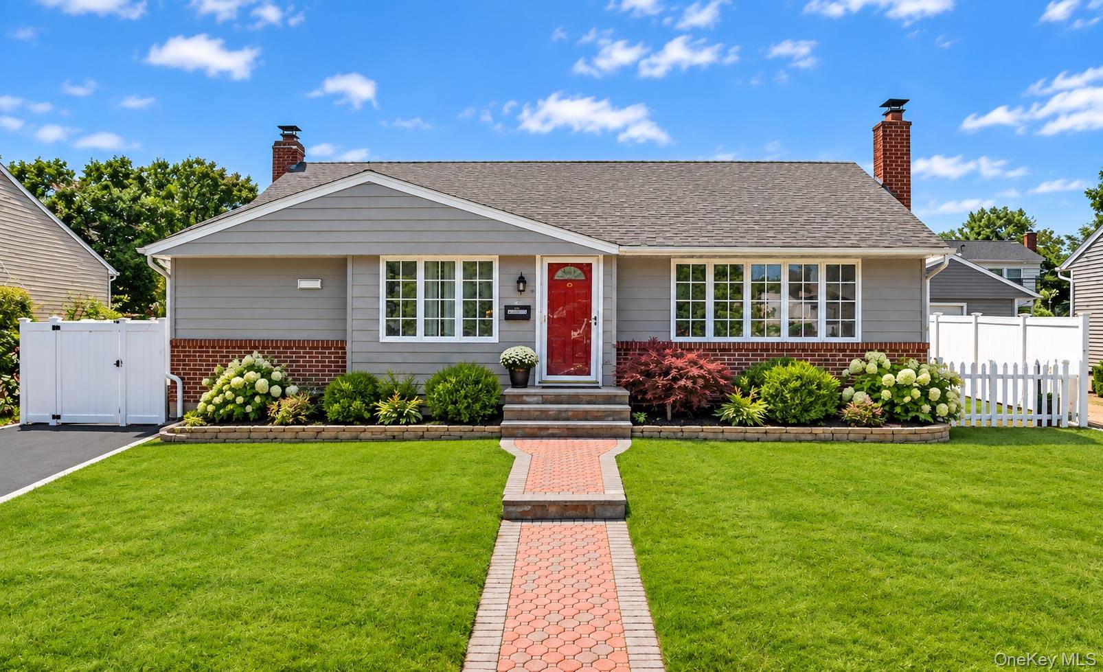 77 Vassar LN, Hicksville, NY 11801