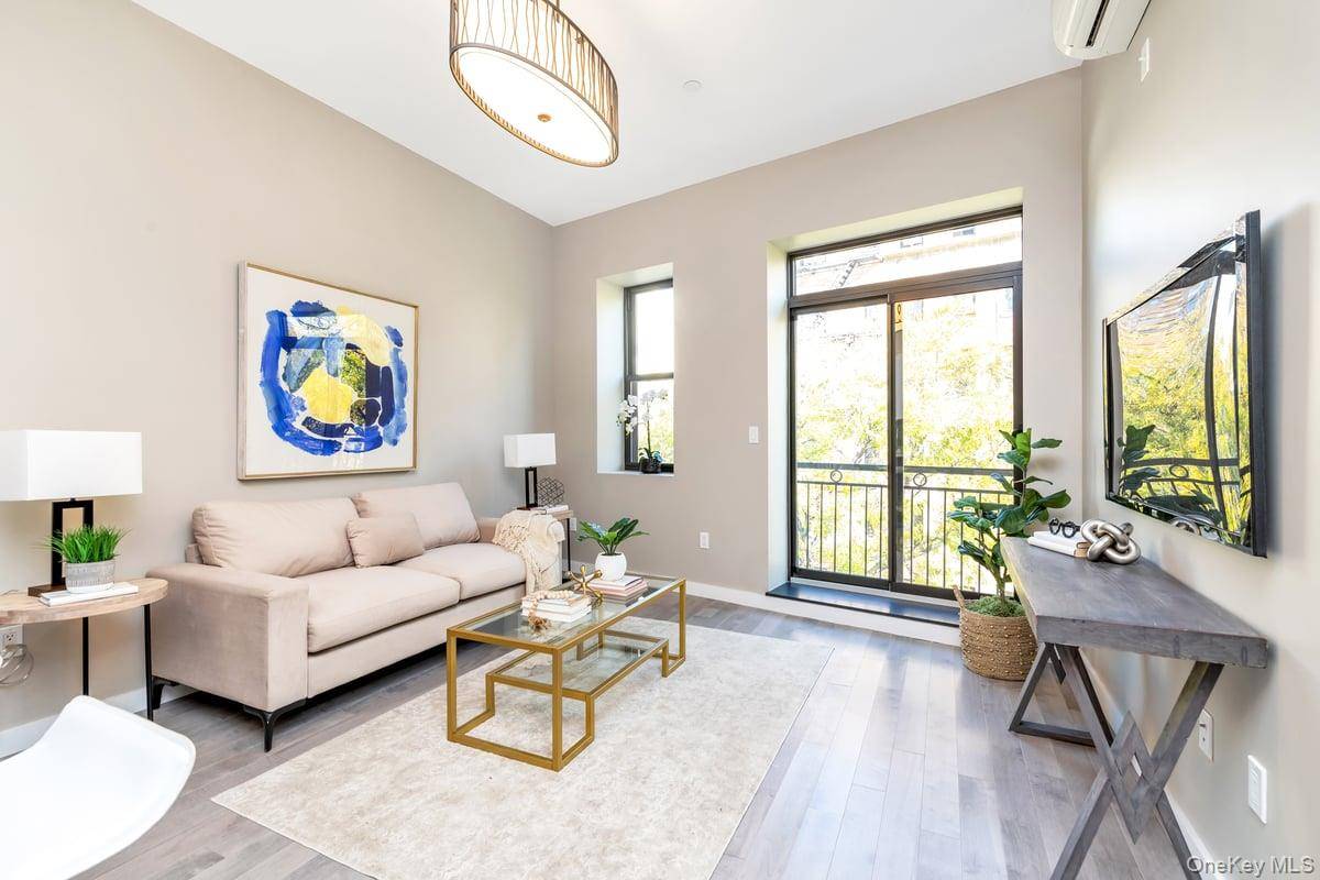 29-28 Newtown AVE #3a, Astoria, NY 11102