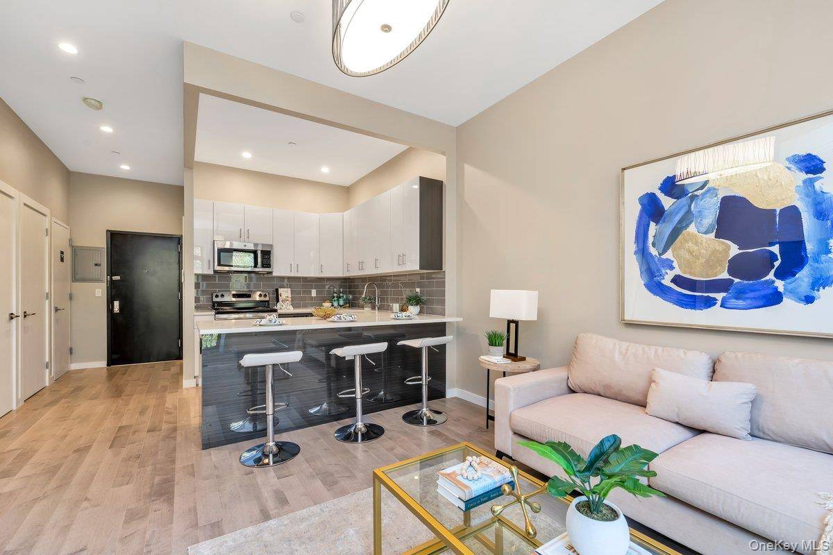 29-28 Newtown AVE #3a, Astoria, NY 11102