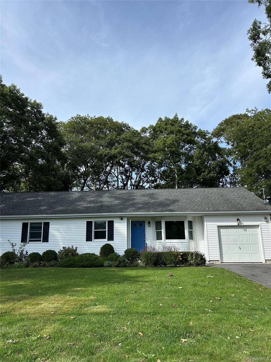 32 Homewood DR, Hampton Bays, NY 11946