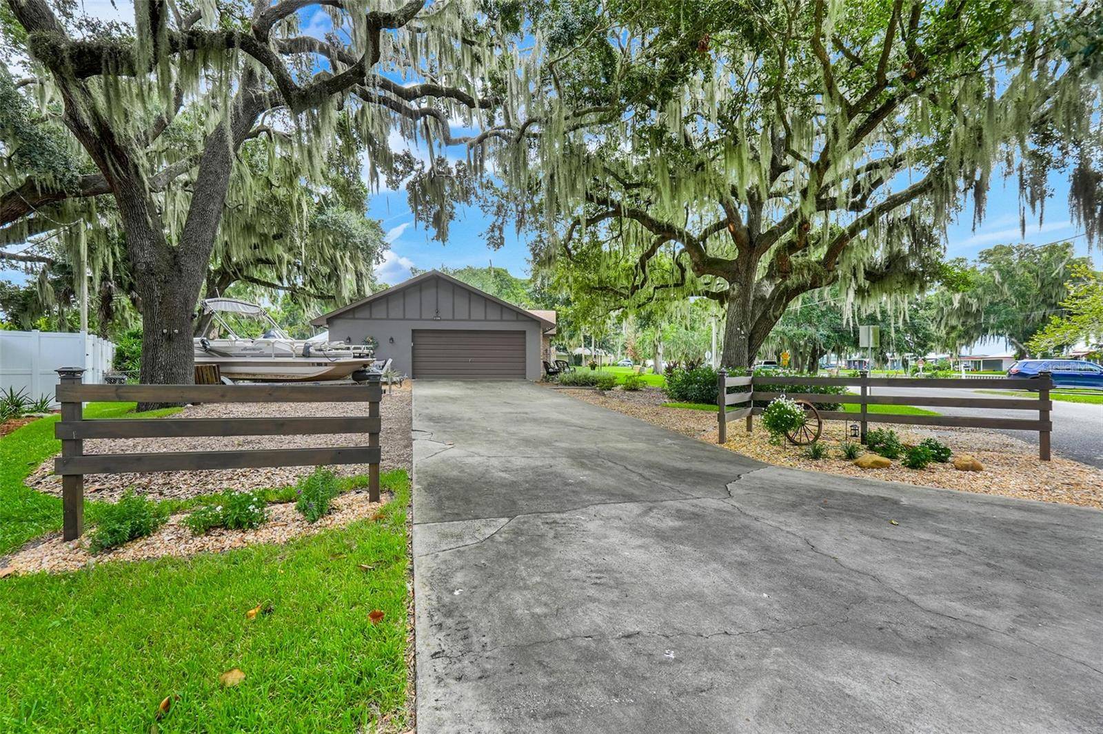 31946 HARRIS RD, Tavares, FL 32778