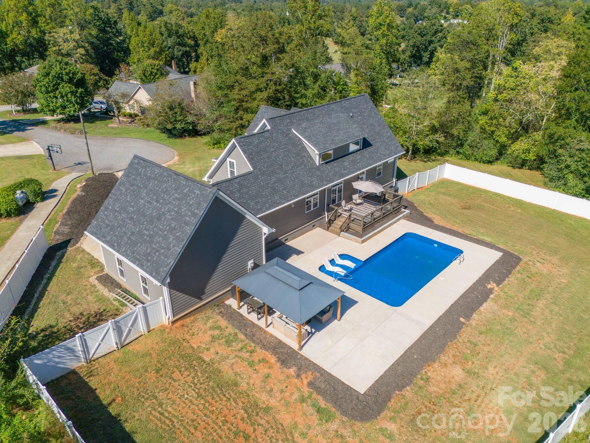 6 Leisure CIR, Granite Falls, NC 28630