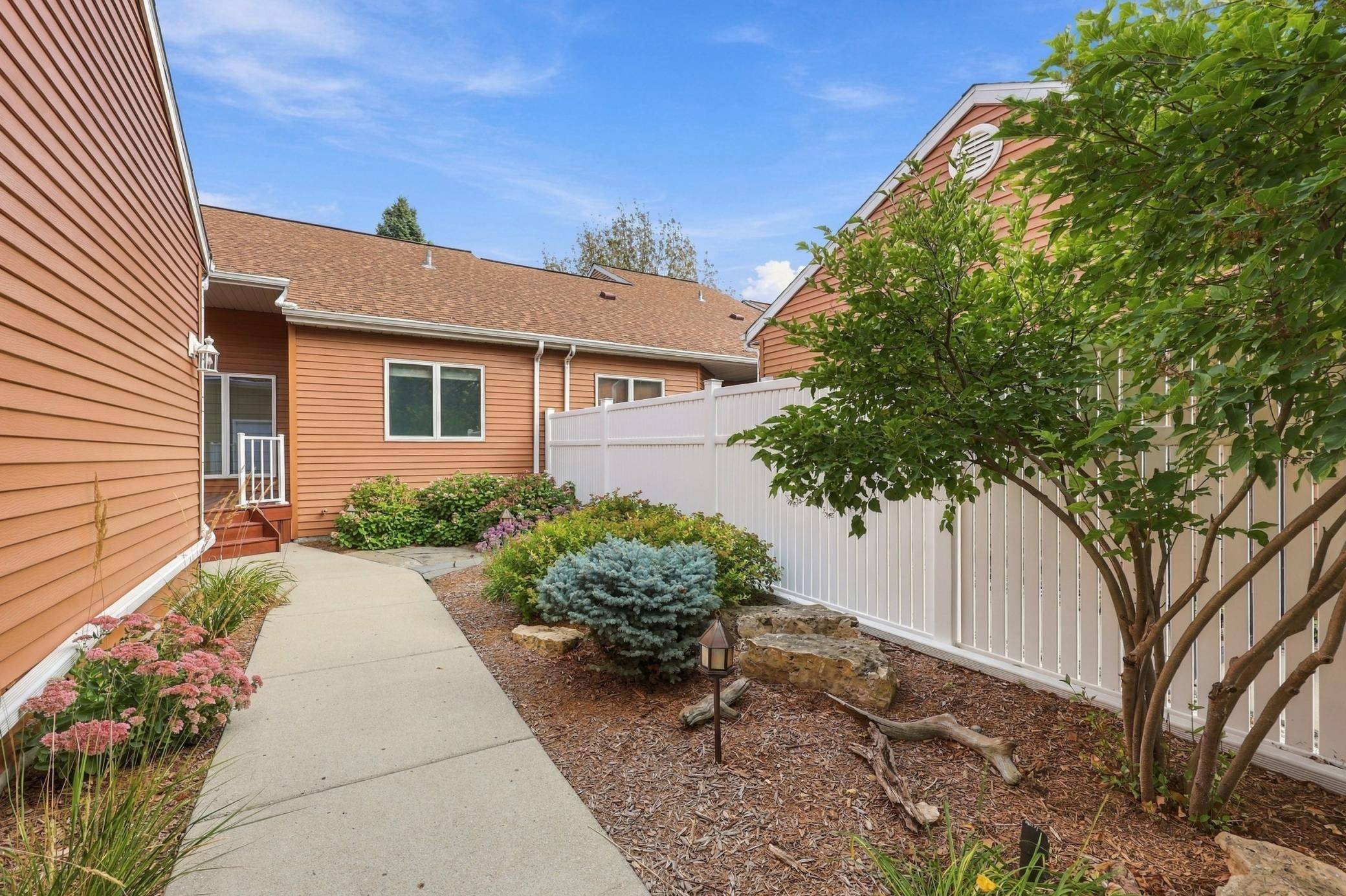 3307 W Prairiewood DR S, Fargo, ND 58103