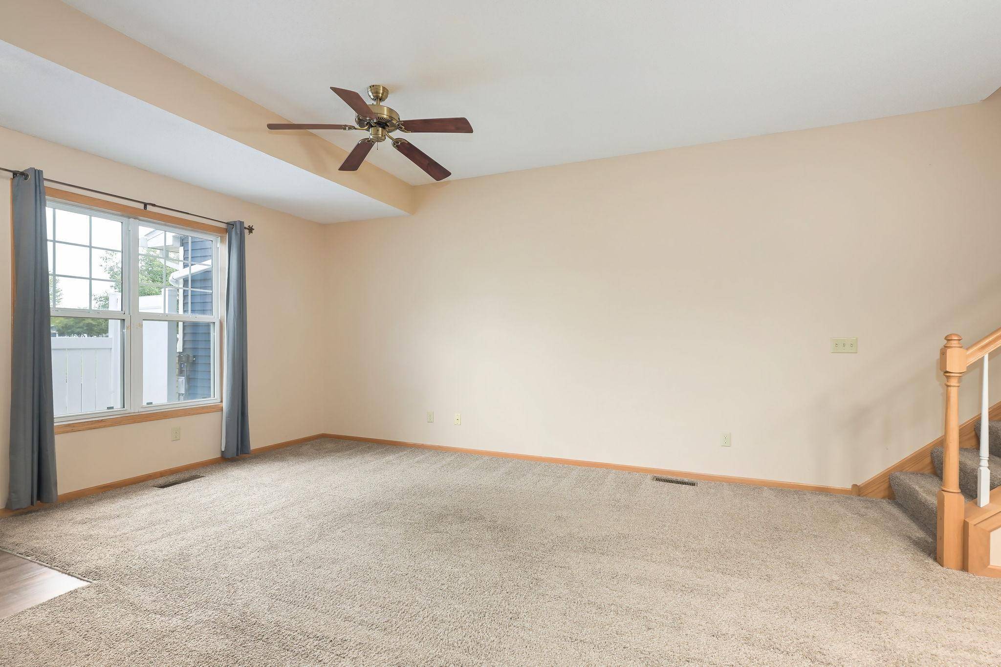 450 Hickory LN, Oakdale, MN 55128