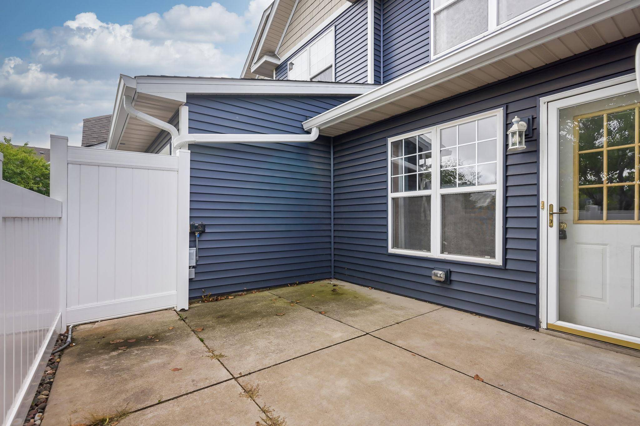 450 Hickory LN, Oakdale, MN 55128