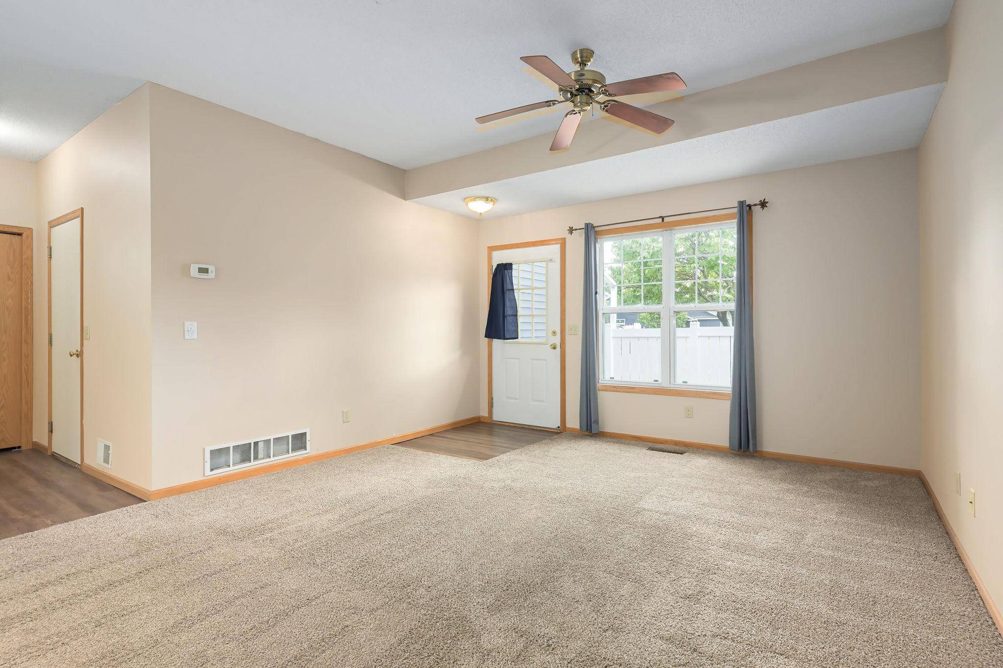 450 Hickory LN, Oakdale, MN 55128