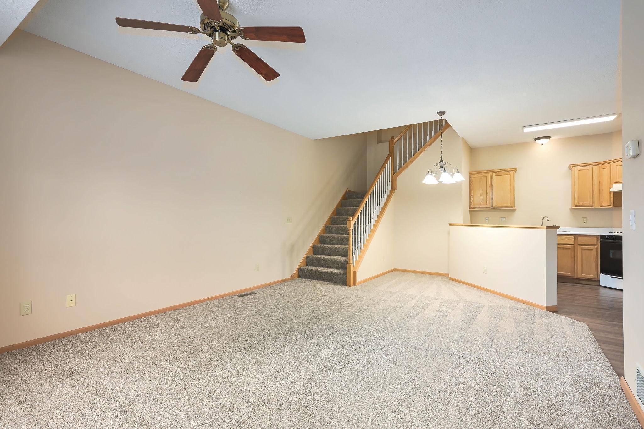 450 Hickory LN, Oakdale, MN 55128