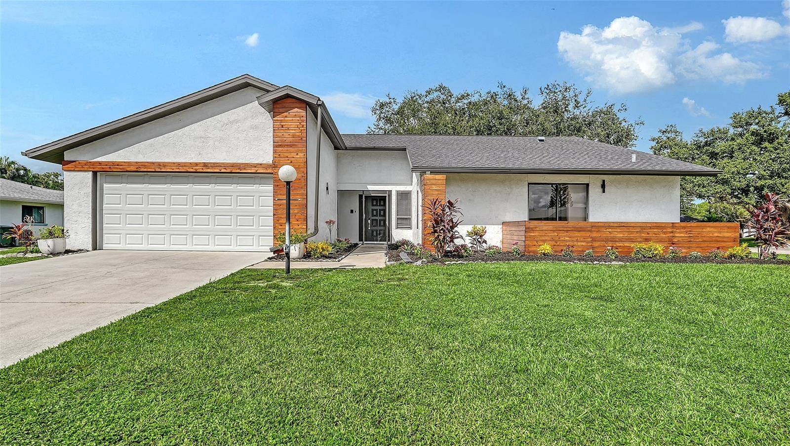 5744 AUGUSTA CIR, Sarasota, FL 34238