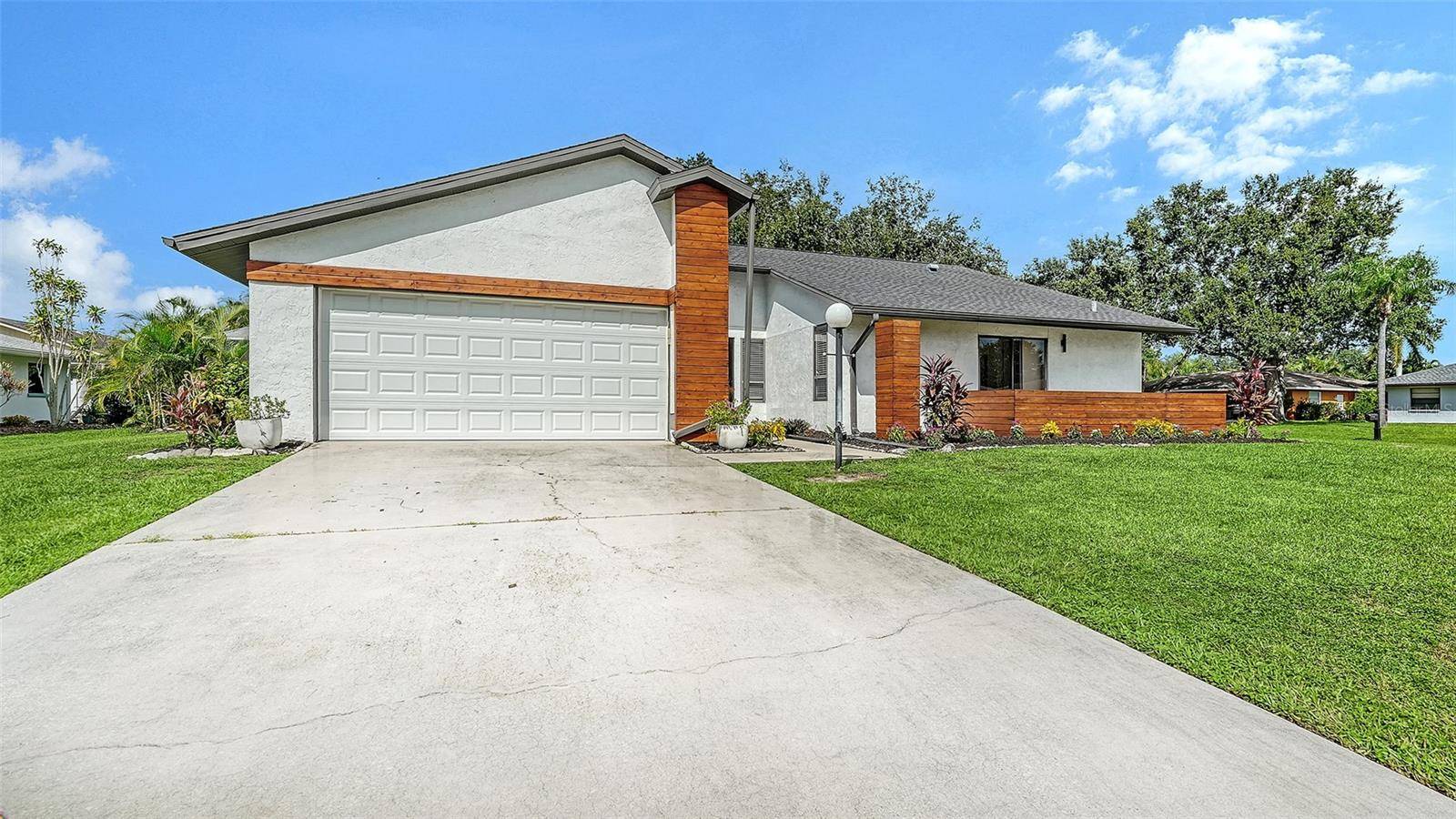 5744 AUGUSTA CIR, Sarasota, FL 34238