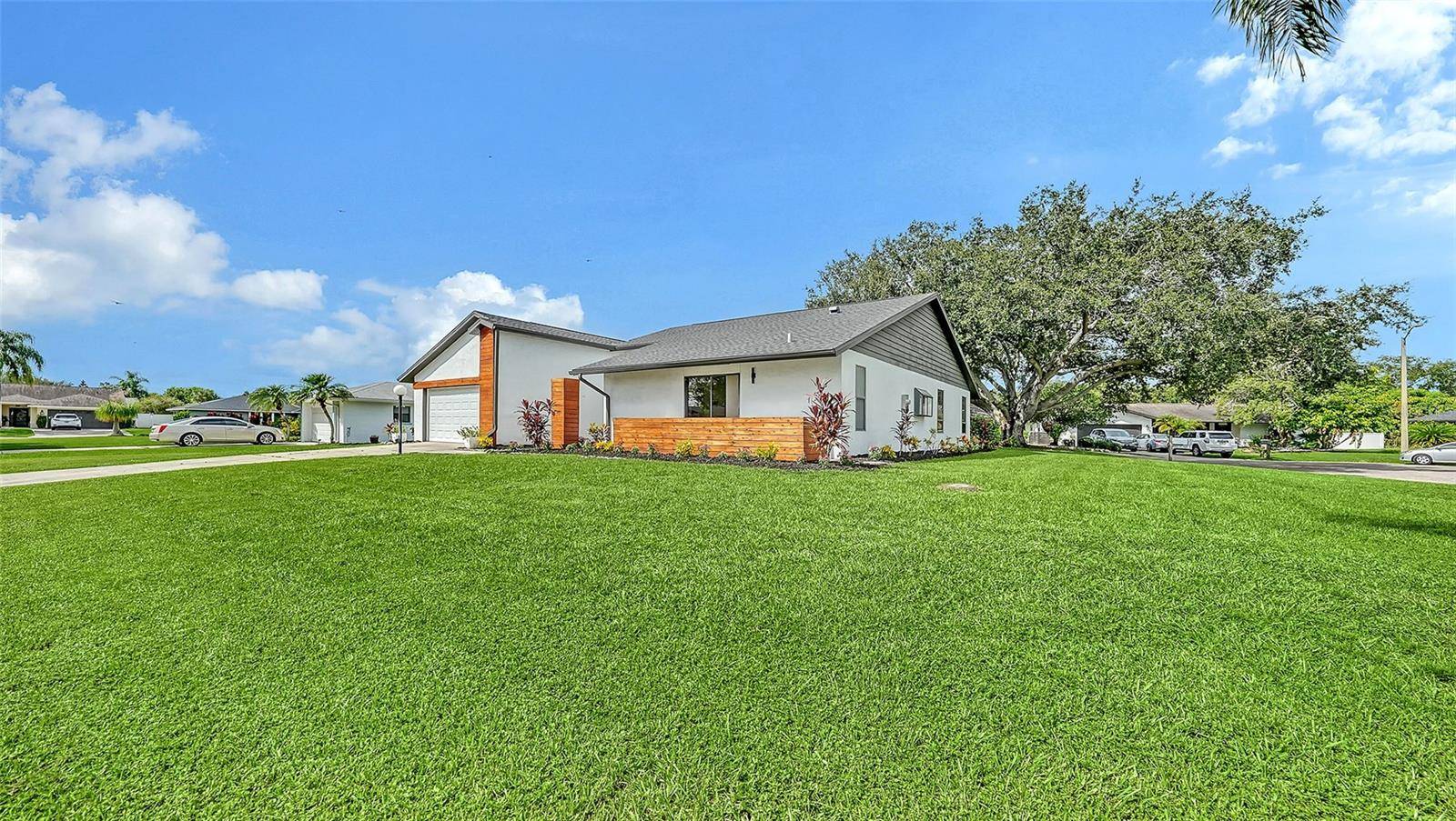 5744 AUGUSTA CIR, Sarasota, FL 34238