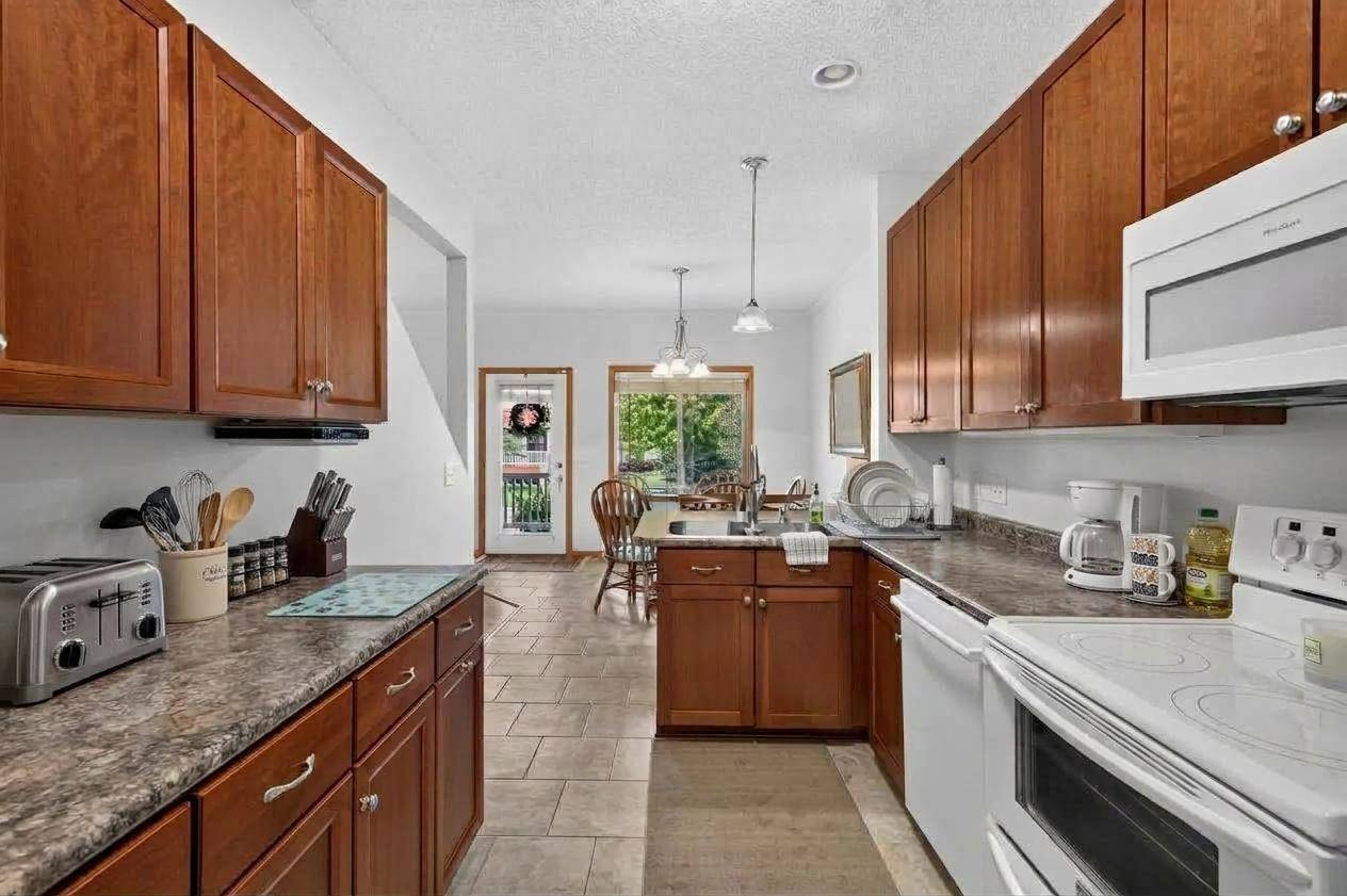 8600 Tessman CIR N, Brooklyn Park, MN 55445