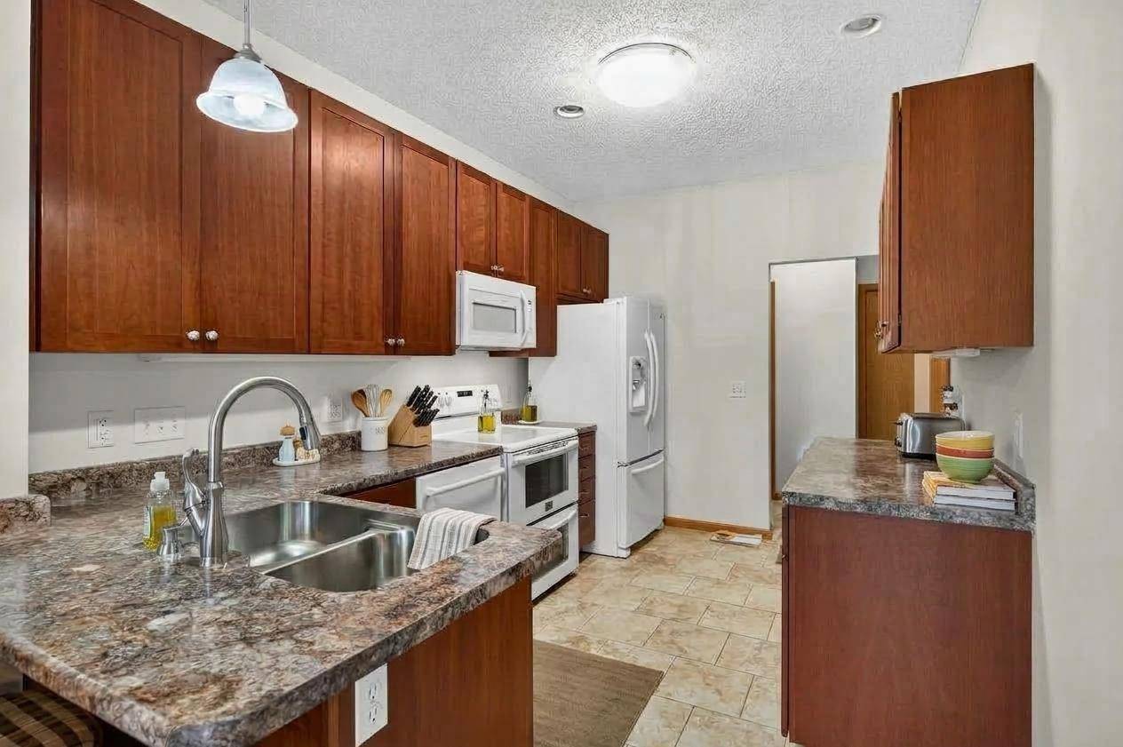 8600 Tessman CIR N, Brooklyn Park, MN 55445